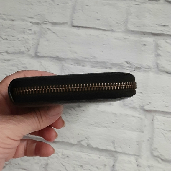 Lafayette collection black leather zip wallet - Picture 4 of 11